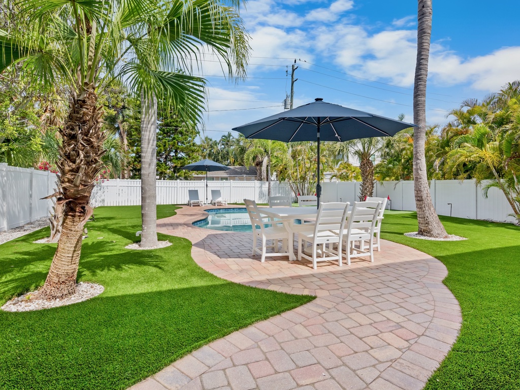 Private Pool with Outdoor Dining