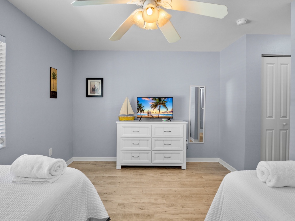 Second Bedroom - Two Twin beds, TV