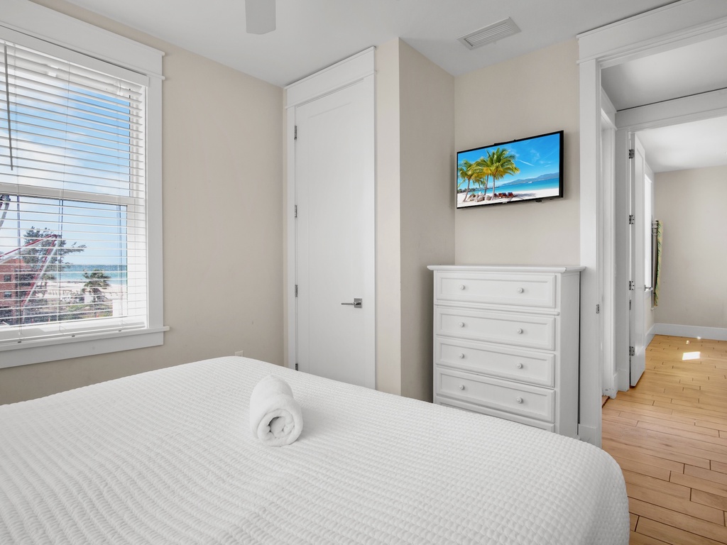 Third Bedroom, King bed