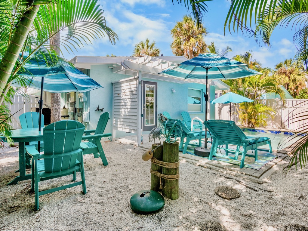 Outdoor Dining and Lounge