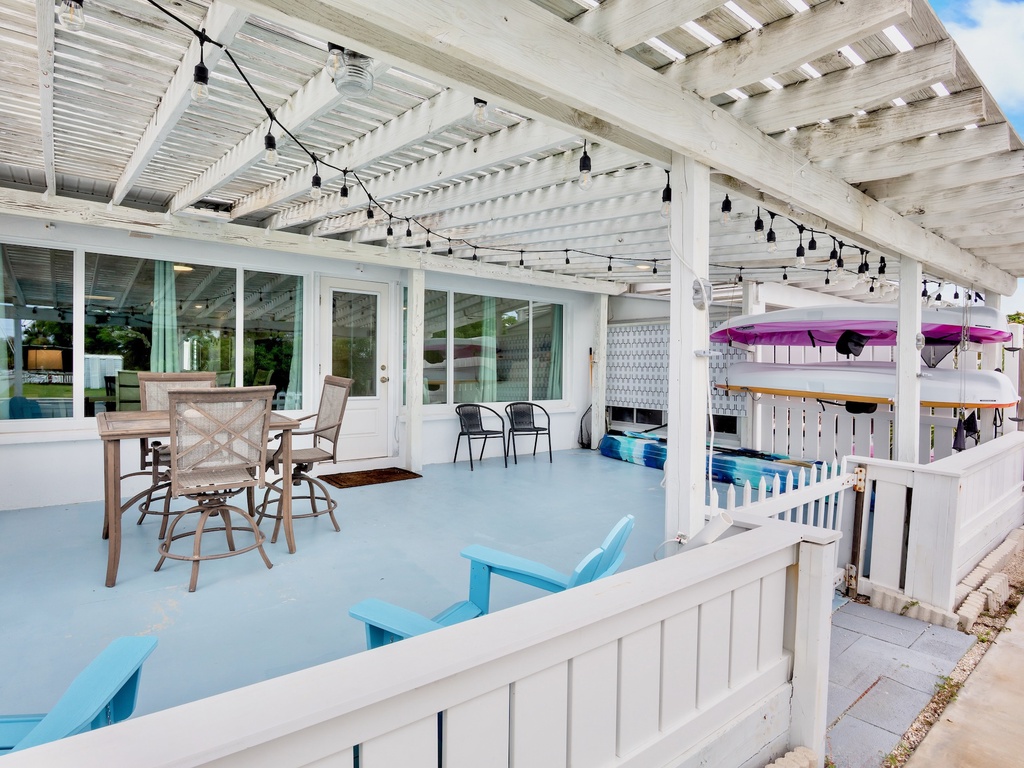 Waterfront Outdoor Dining and Seating