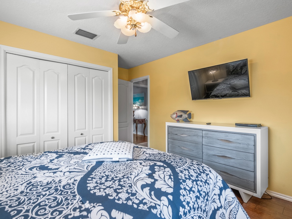Second Bedroom - Queen