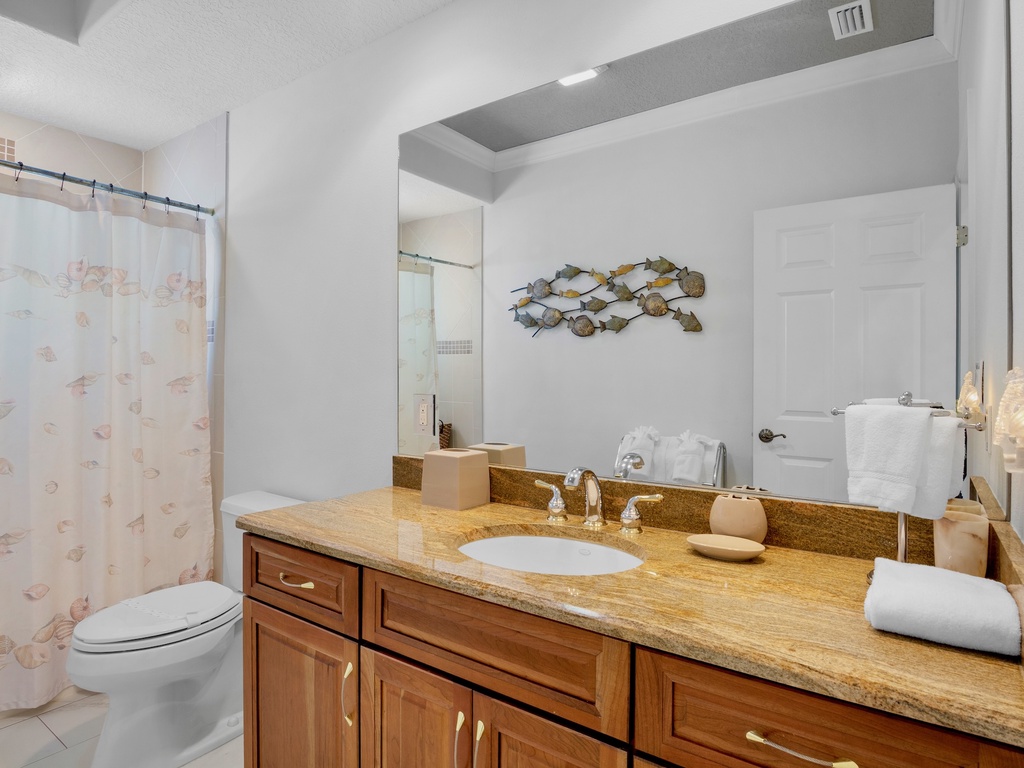 Shared hallway bath with tub/shower combo
