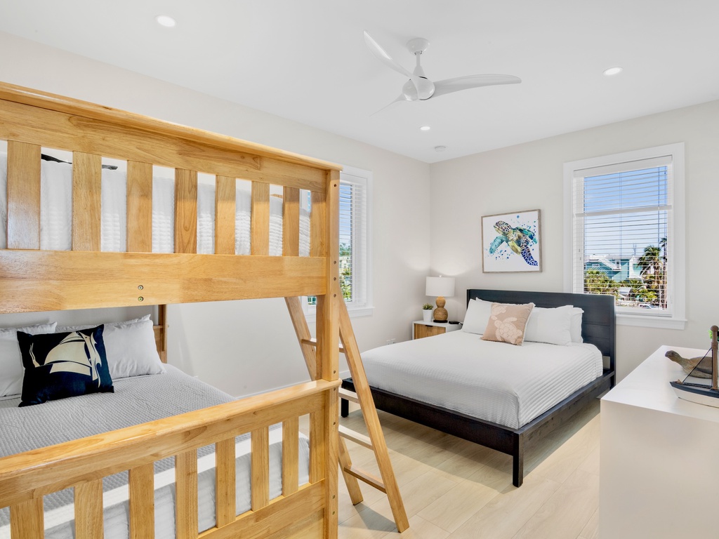 Third Bedroom, Queen, Two Full Beds