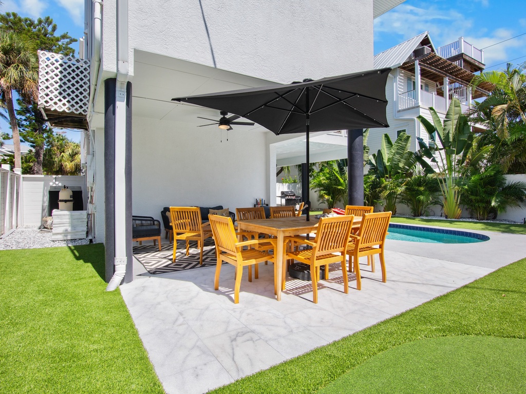 Outdoor dining for six guests