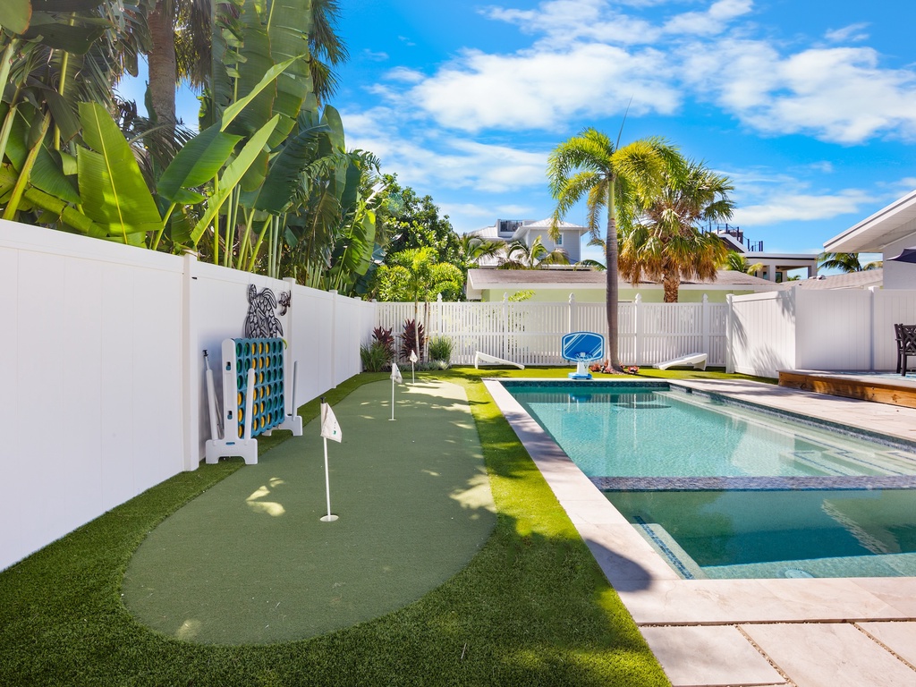 A Charming Beach Cottage on Elm by AMI Locals