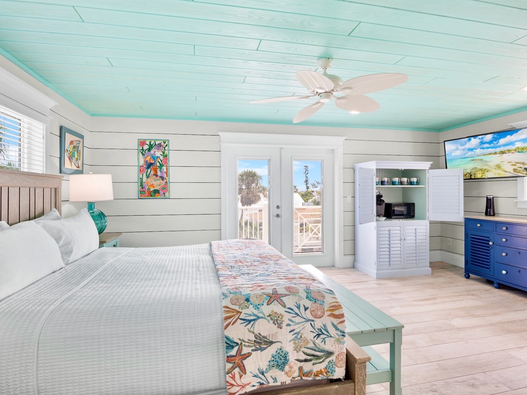 Ocean Breeze Retreat - Primary King Suite