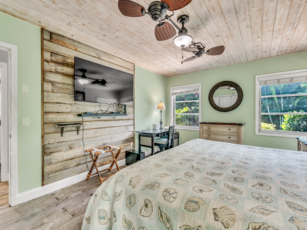 Second Bedroom, Queen