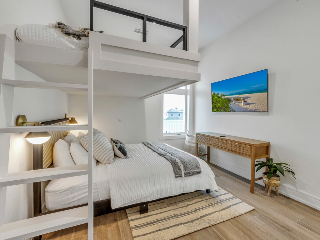 Seventh Bedroom - Queen/Queen Bunk