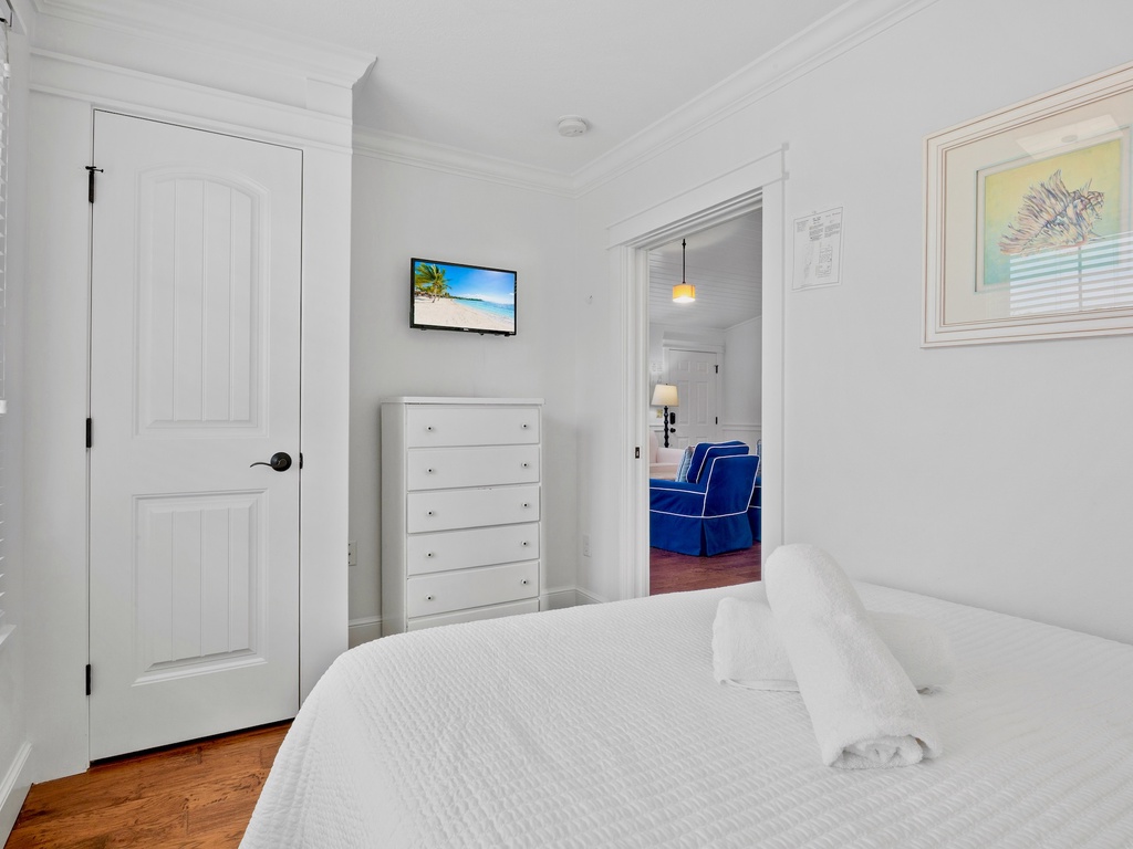 Fourth Bedroom, Queen bed