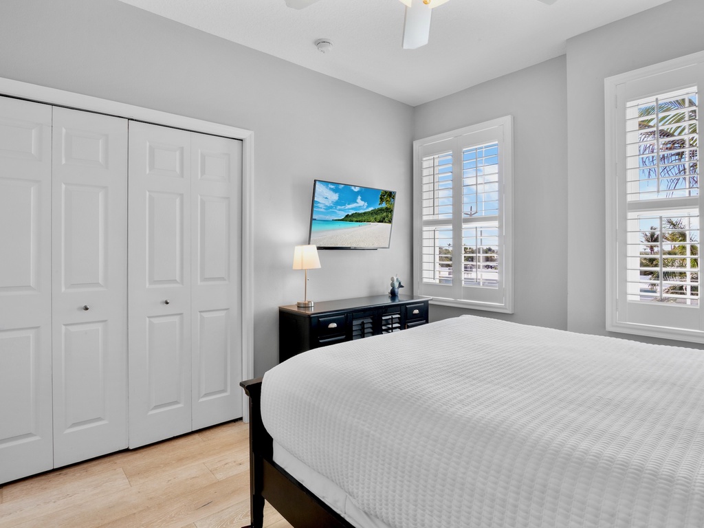 Third Bedroom, Queen bed