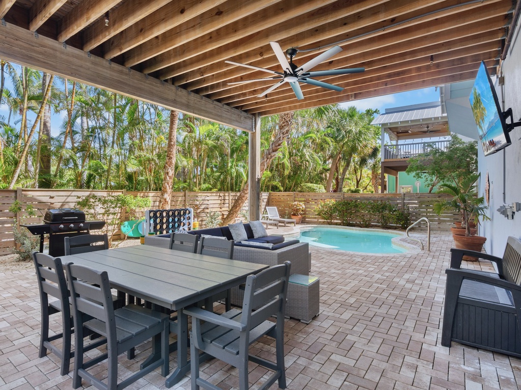 Poolside Dining, Living Area