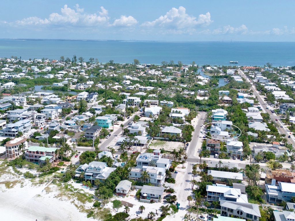 A Charming Beach Cottage on Elm by AMI Locals