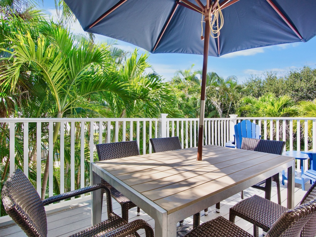 Outdoor dining space on the balcony
