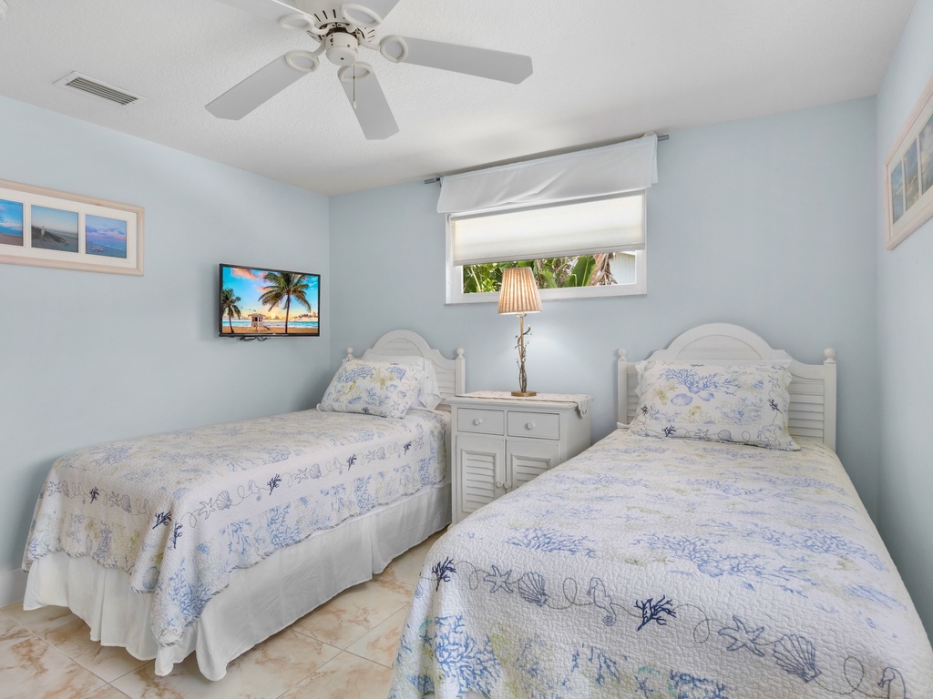 Second Bedroom, Two Twin beds