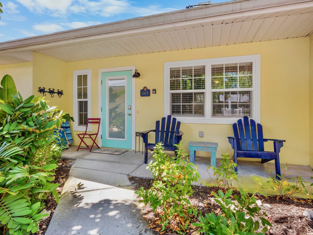 Coastal-style entryway