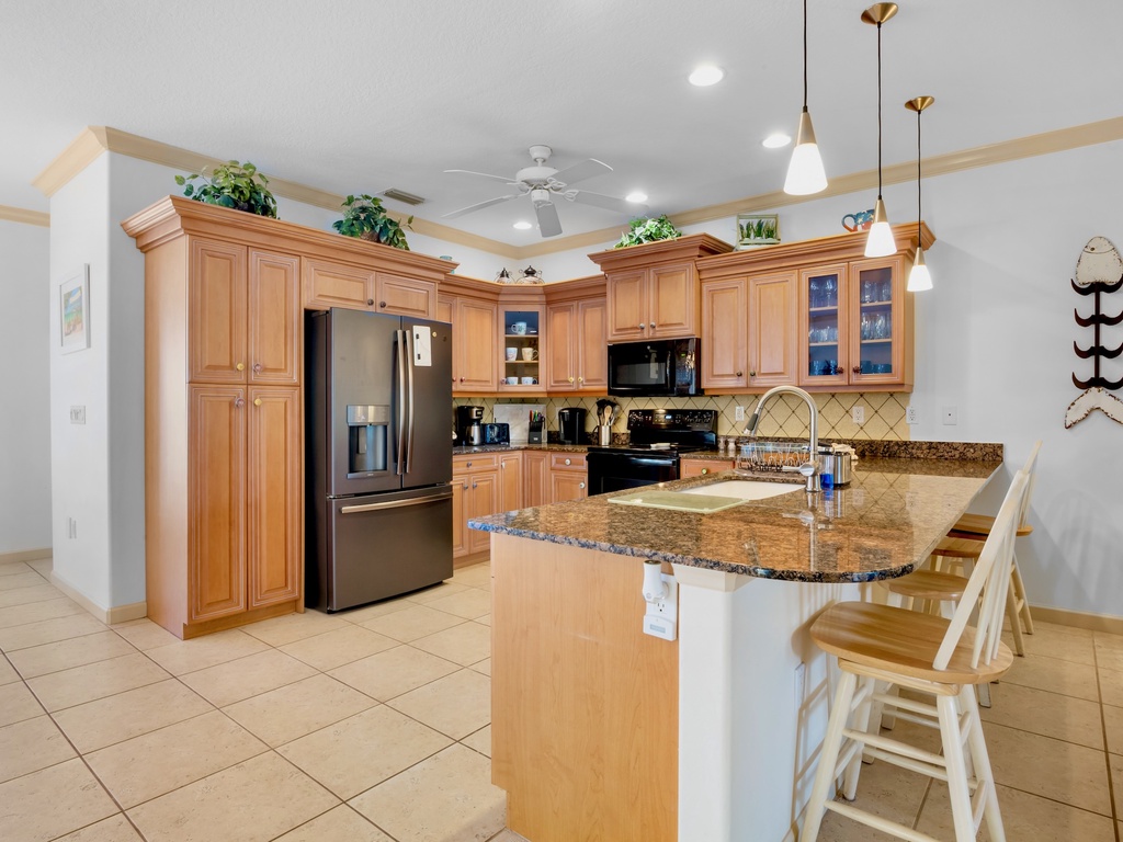 Kitchen area, breakfast bar