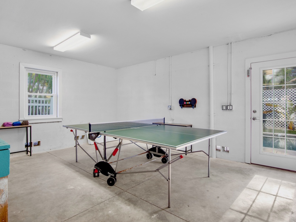 Private game room with ping pong table - 1st floor