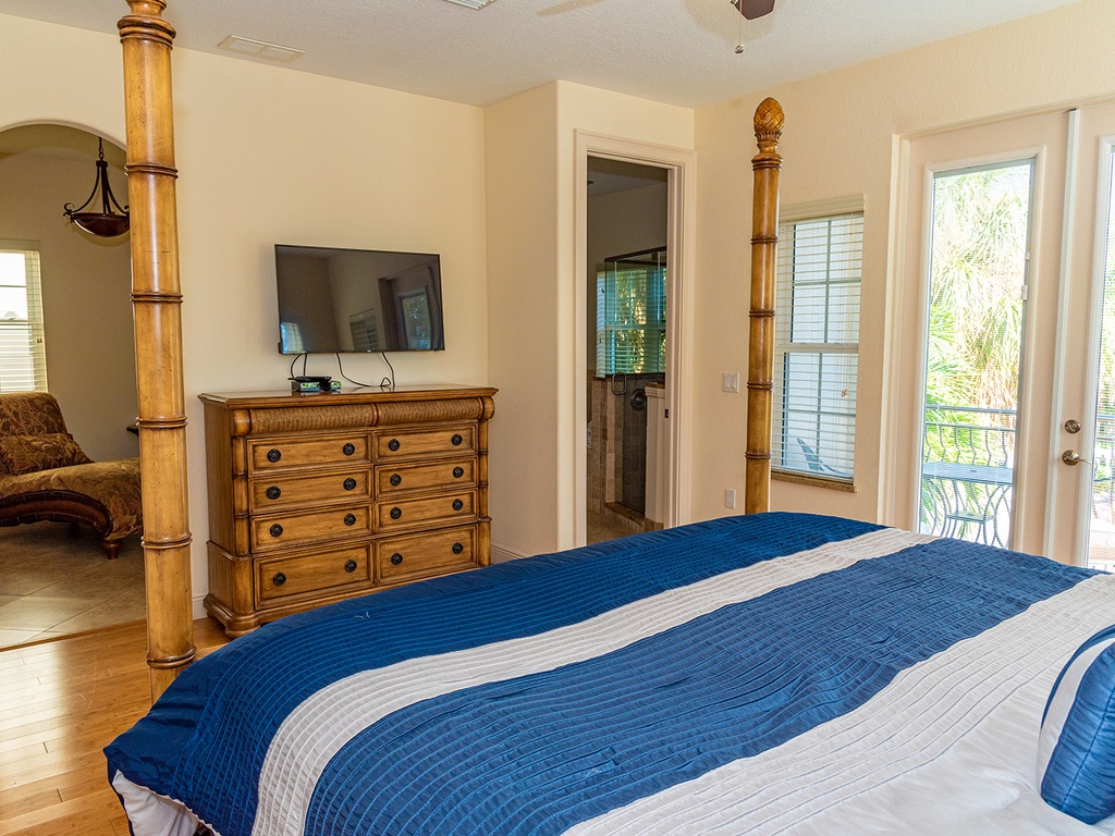 Main floor Master En-Suite with sitting area