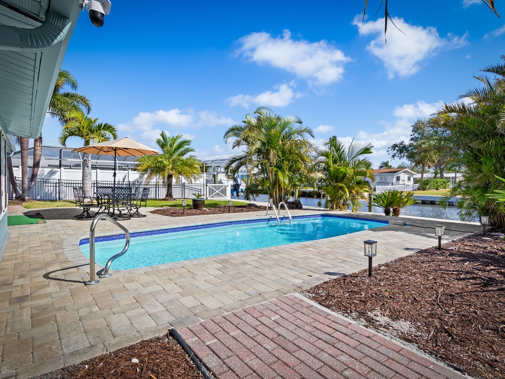 River House Retreat - AMI Locals