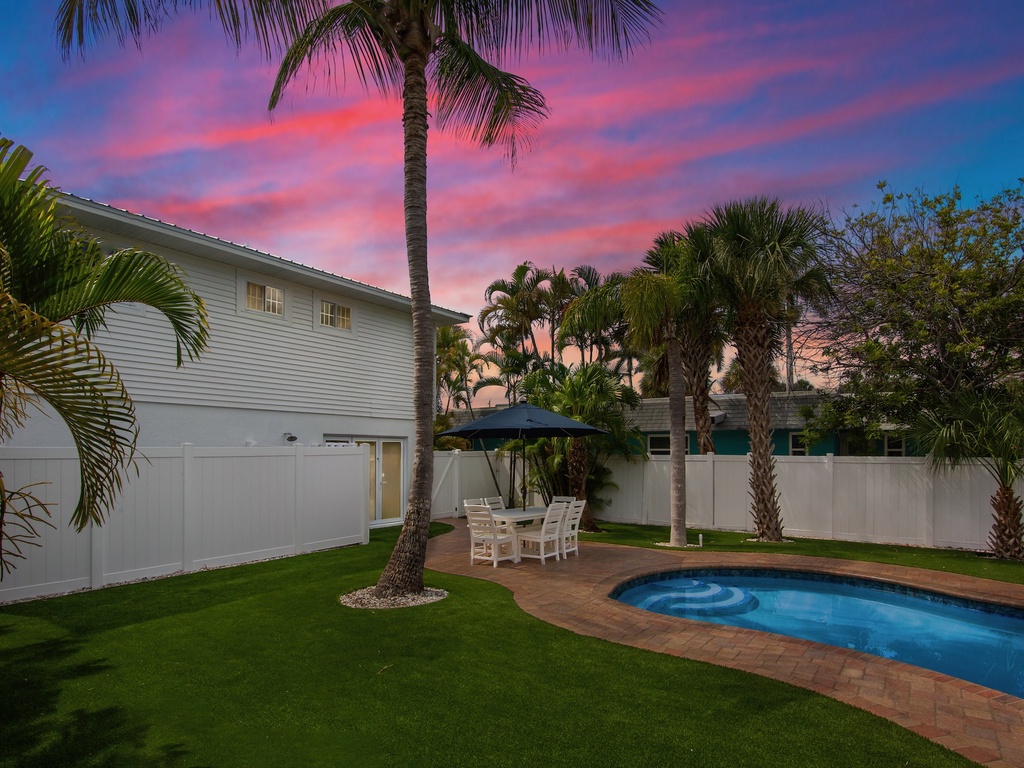 Private Pool with Outdoor Dining