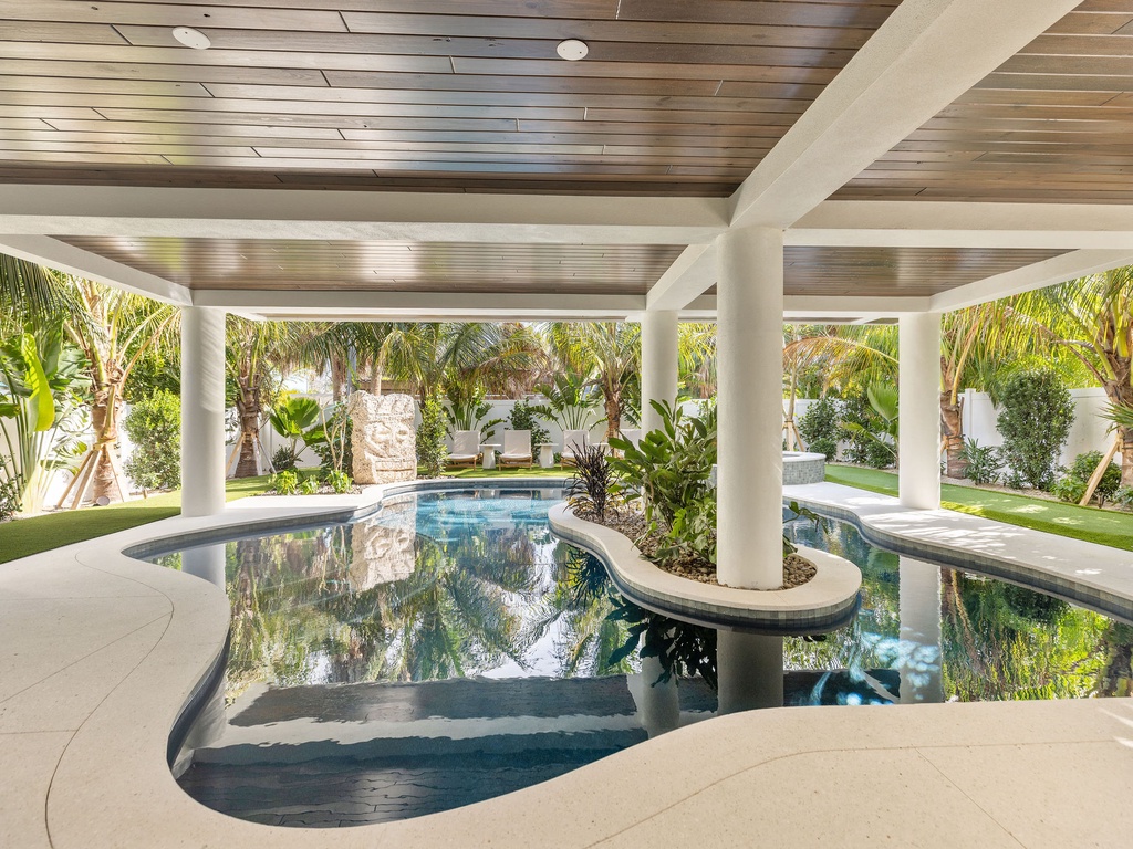 Private pool with spa