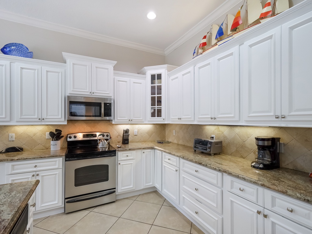Spacious kitchen with appliances