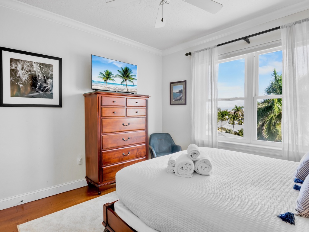 Second Bedroom, Queen