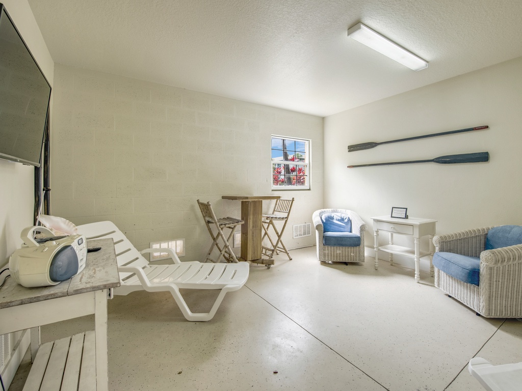 Reclining chairs and table / Additional Amenities