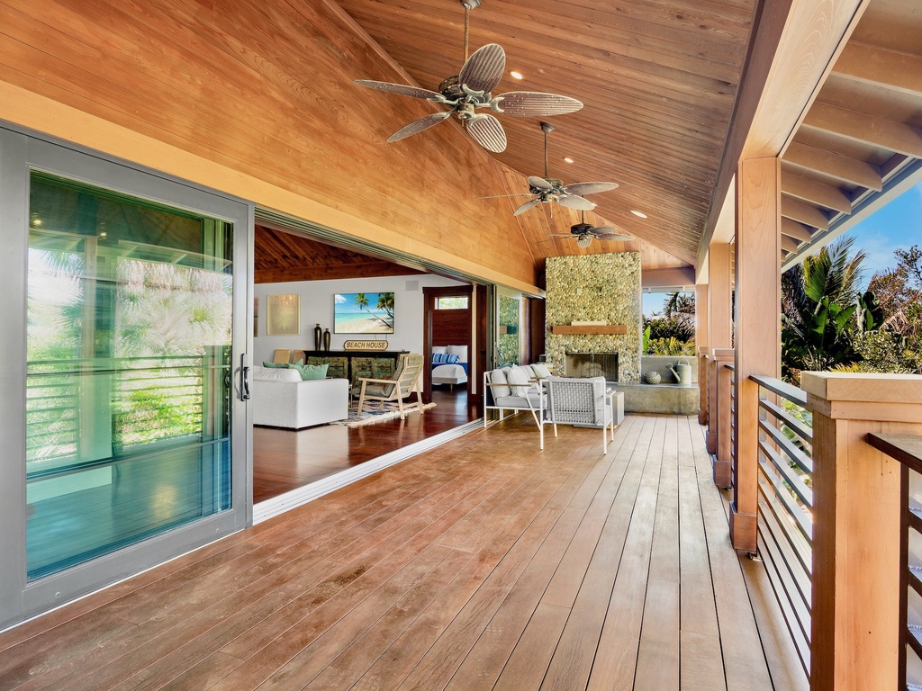 Private covered terrace with outdoor seating