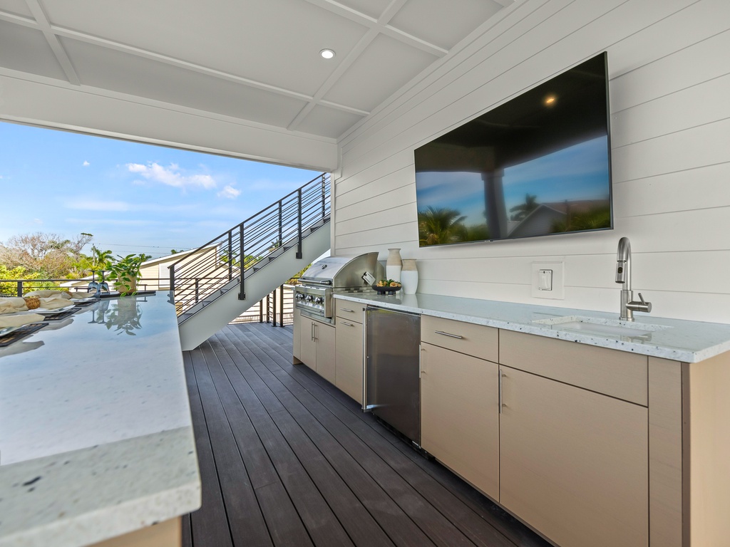 Rooftop Deck - Bar and TV