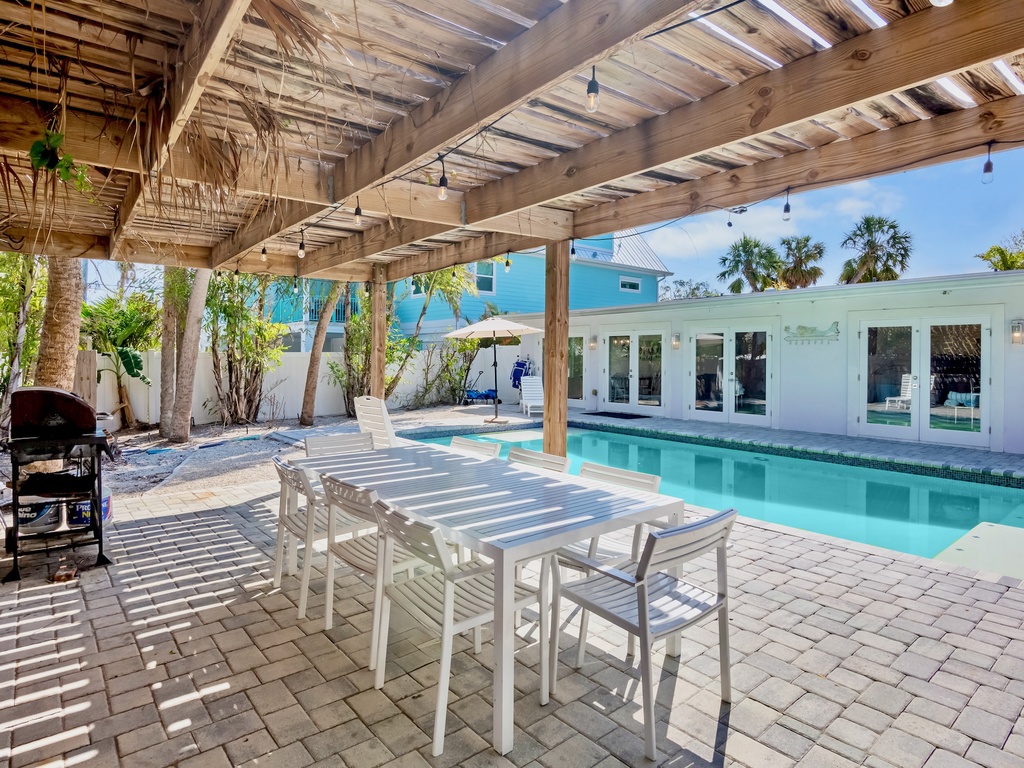 Poolside Dining - Outdoor Grill