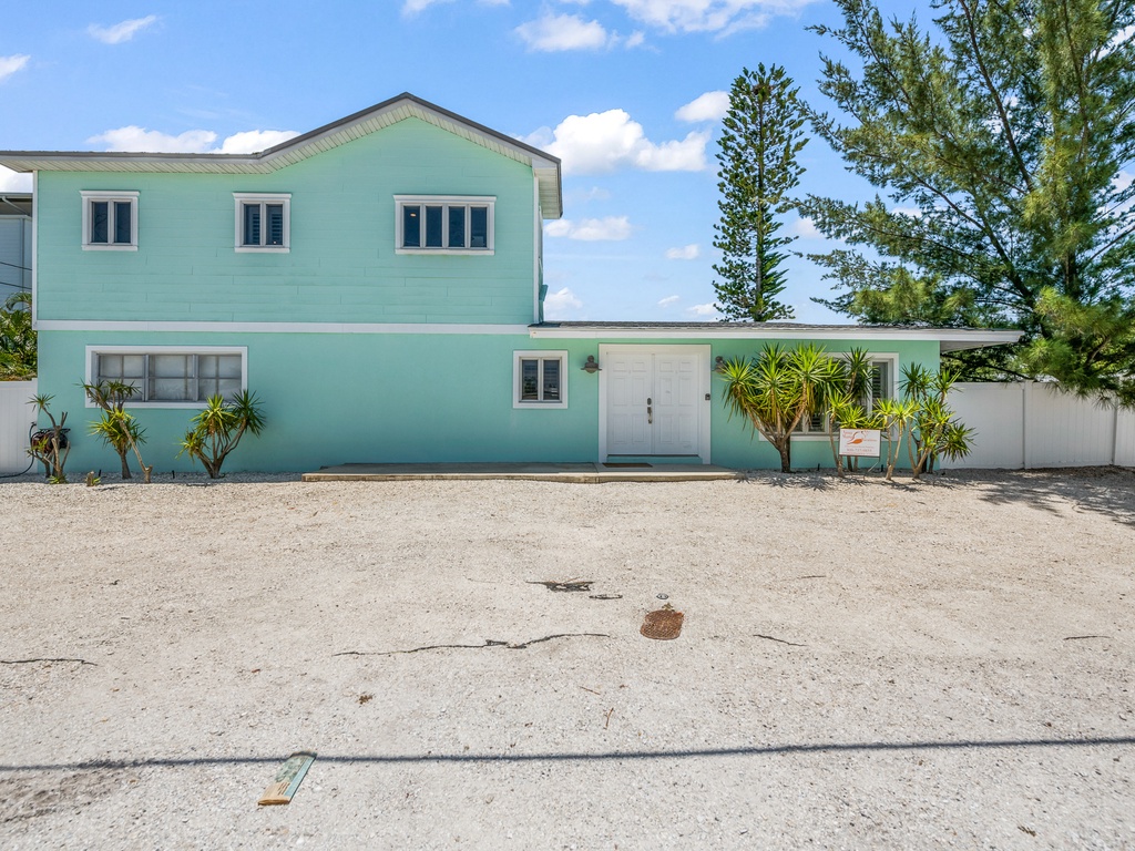 House exterior by Sea Esta