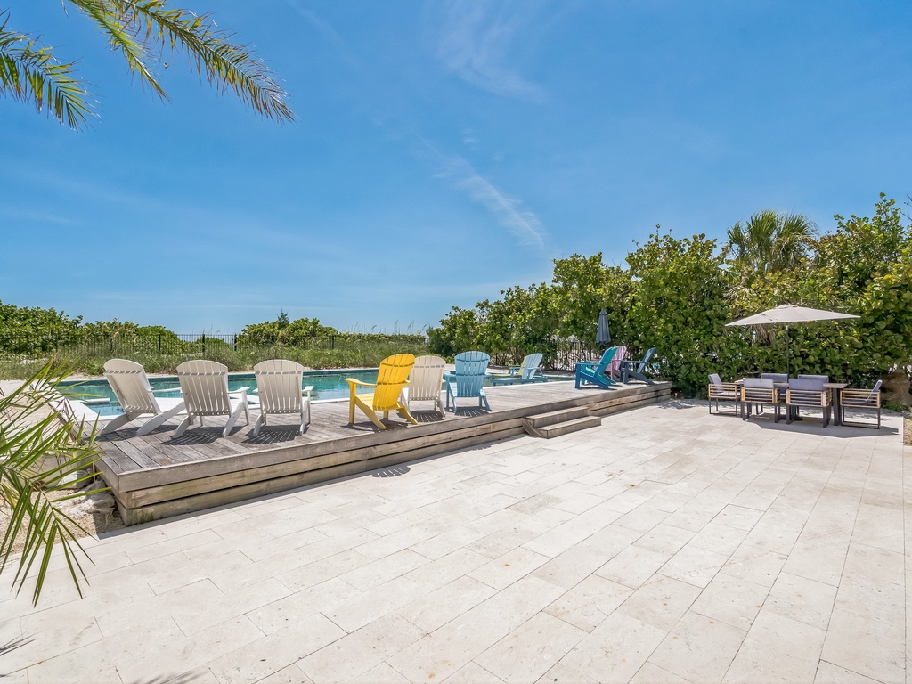 Poolside Seating, Dining Area