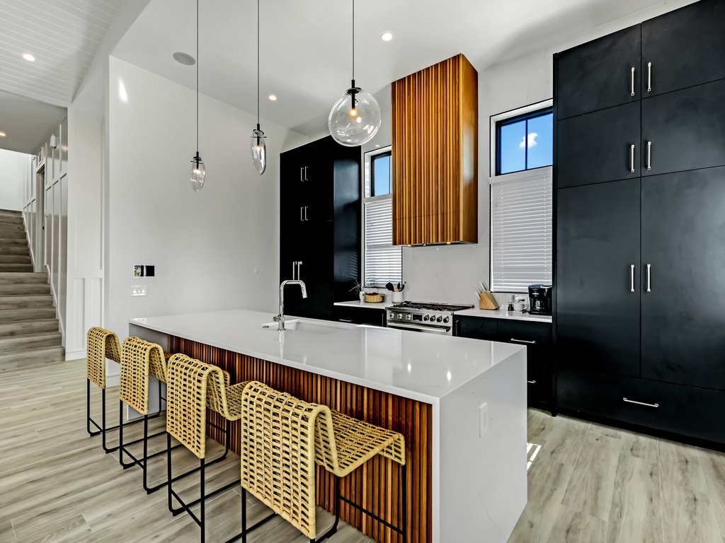 Kitchen and Breakfast Bar