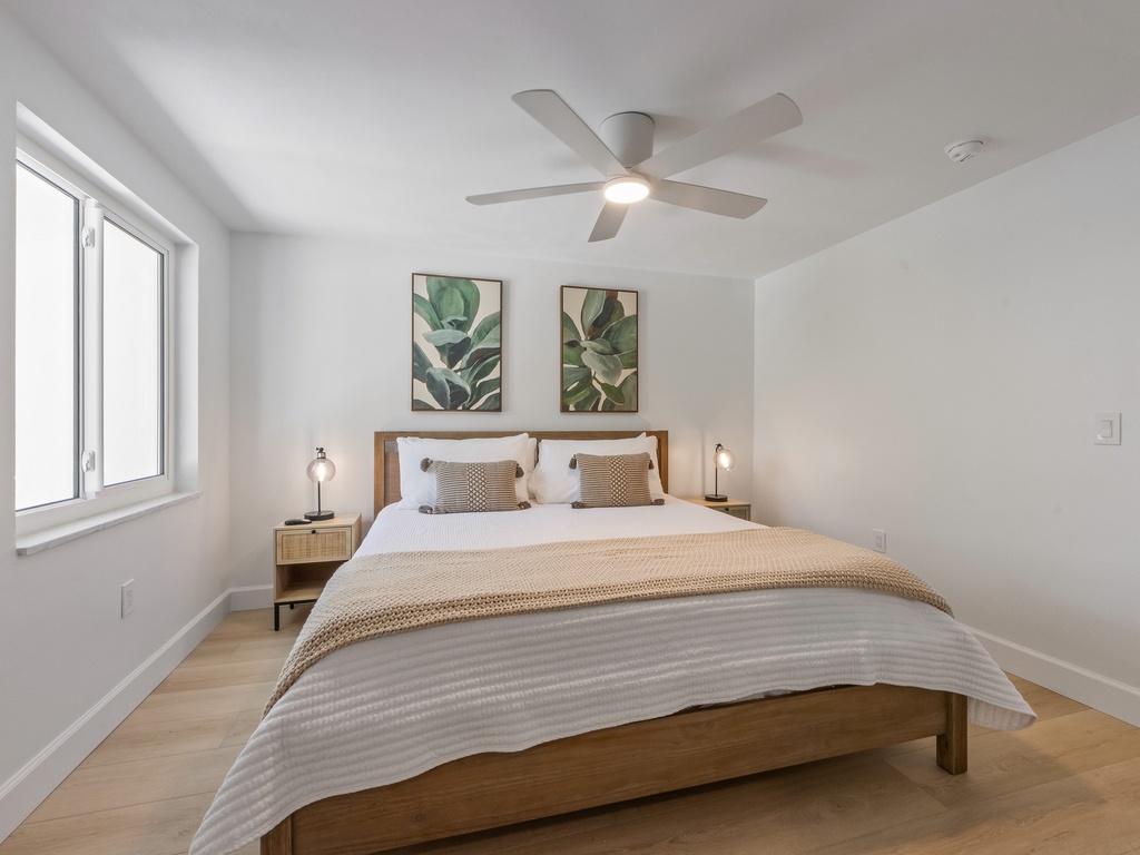 Unit B - Bedroom - Queen