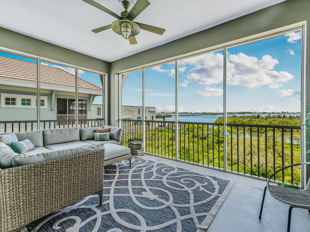Private Balcony - Bay Views
