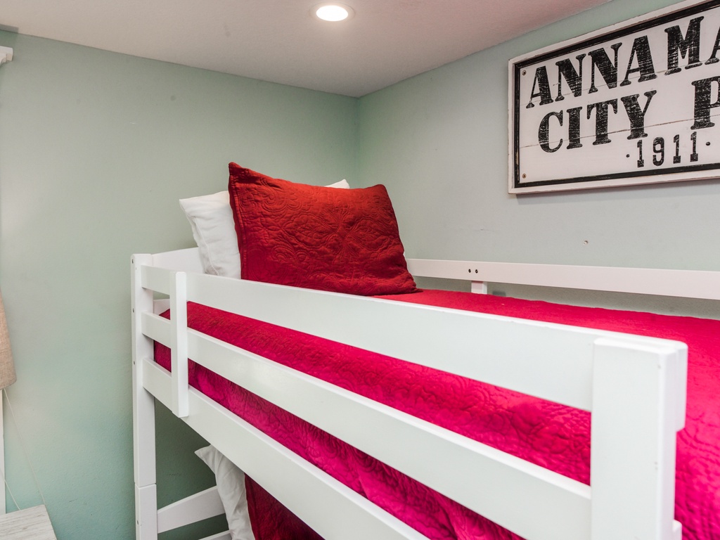 Third Bedroom, Bunk
