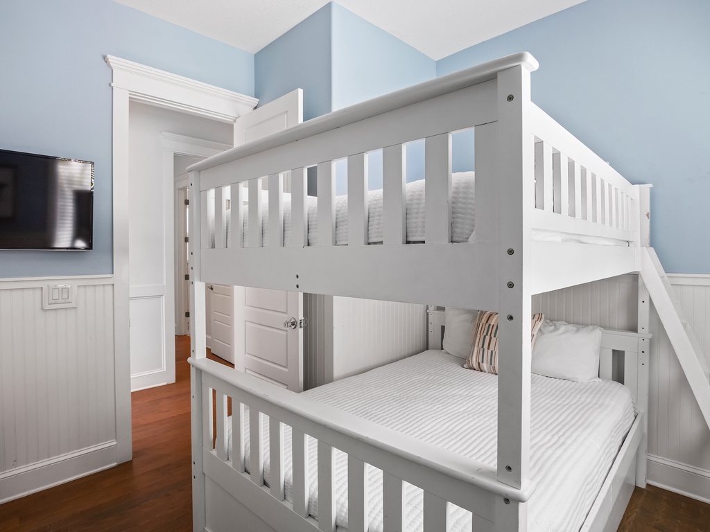 Sixth Bedroom, Full/Full Bunk