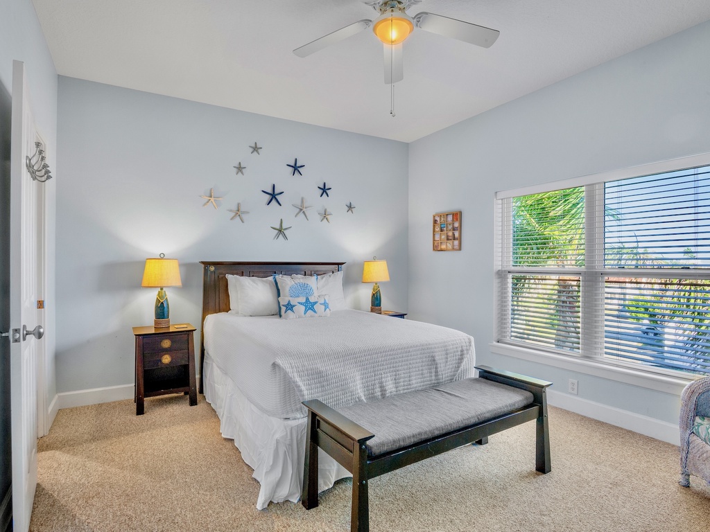 Primary Bedroom, Queen bed