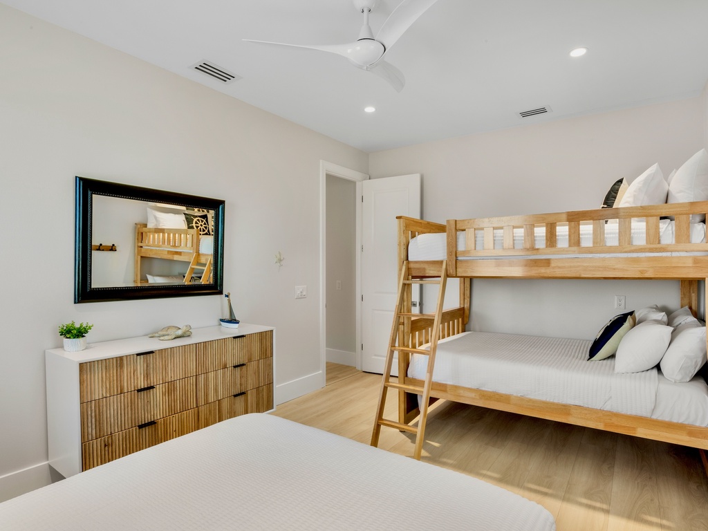 Third Bedroom, Queen, Two Full Beds