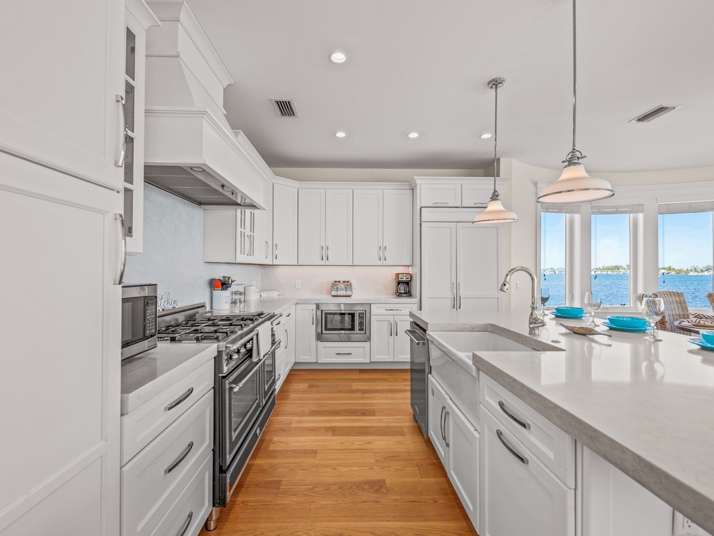 Spacious kitchen with appliances