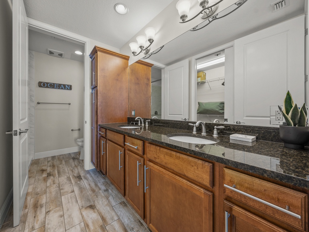 Primary En-suite Bathroom