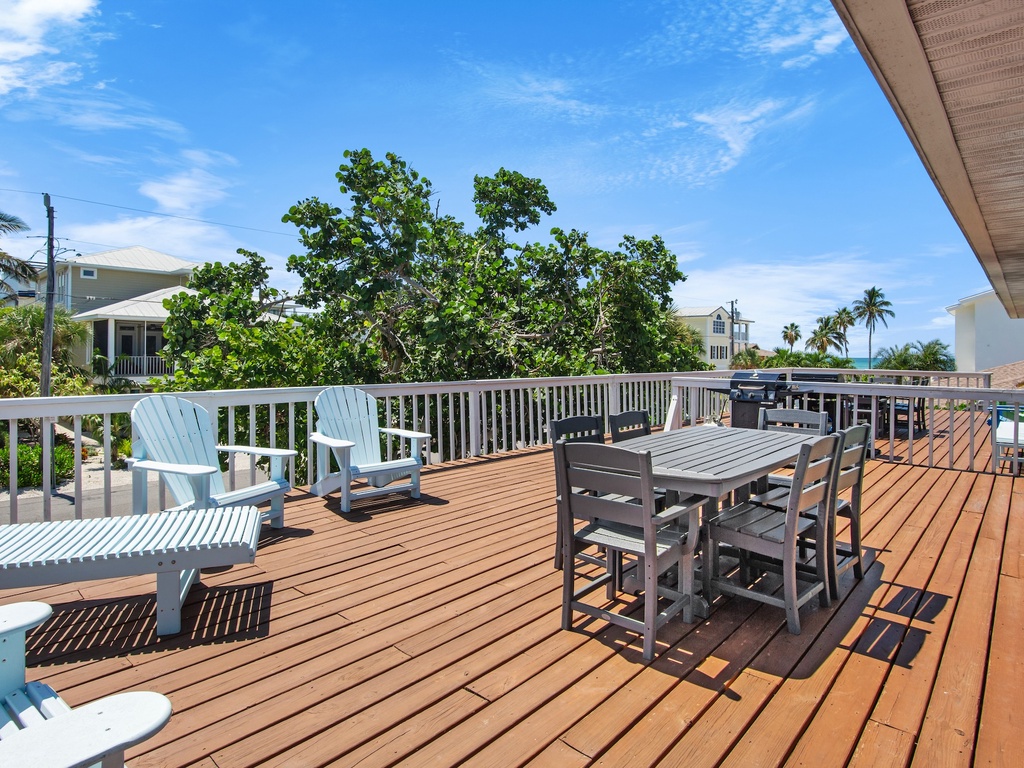 Outdoor table seating six