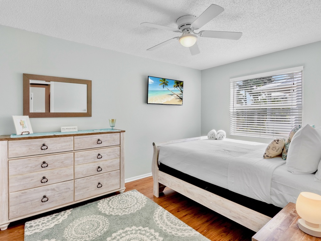 Third Bedroom, Queen bed
