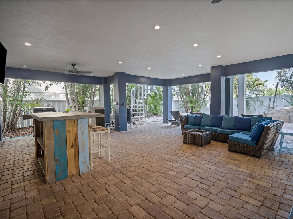 Outdoor Bar - Lounge Area