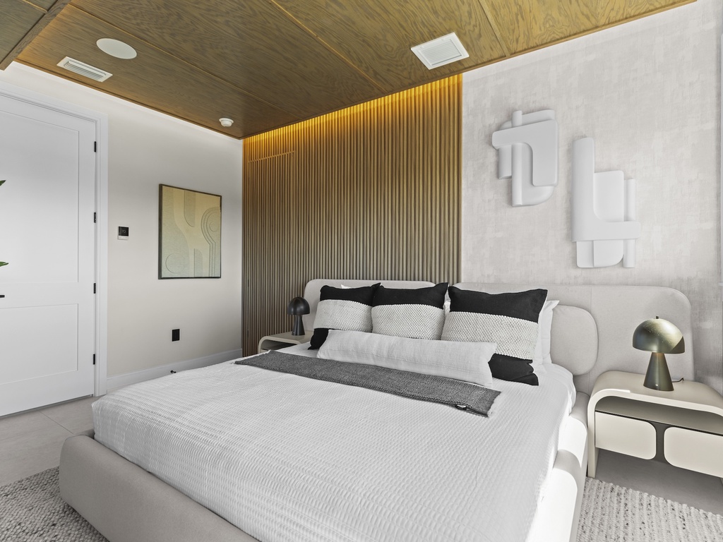 Primary Suite, King bed