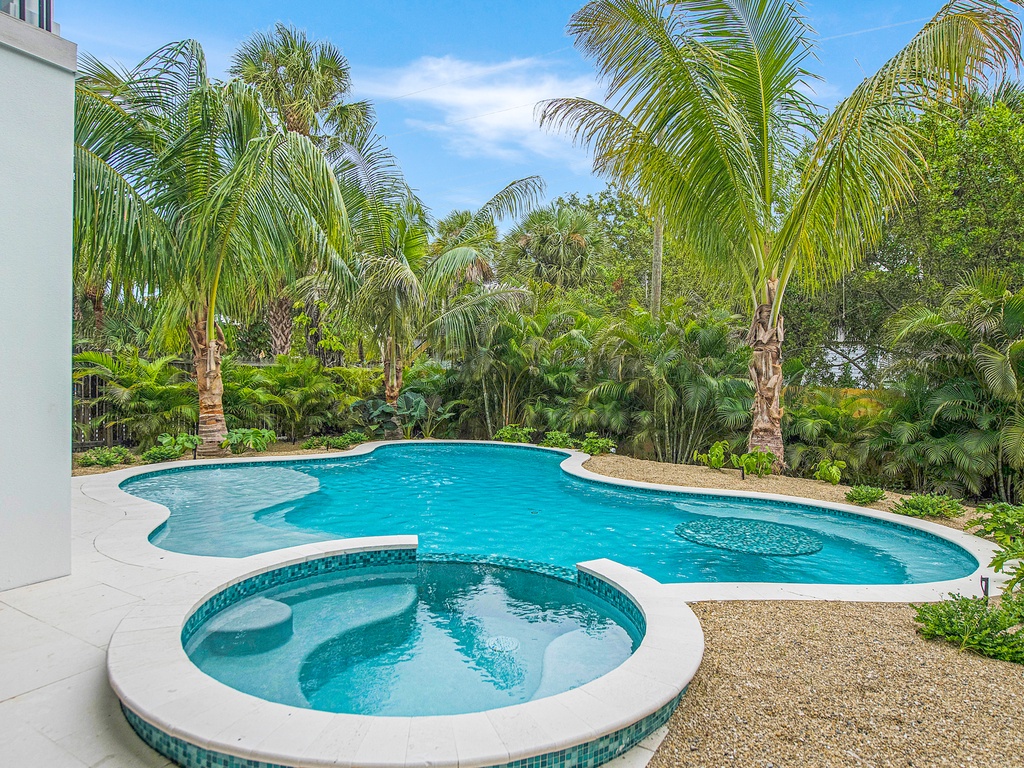 Large Private Pool and Spa