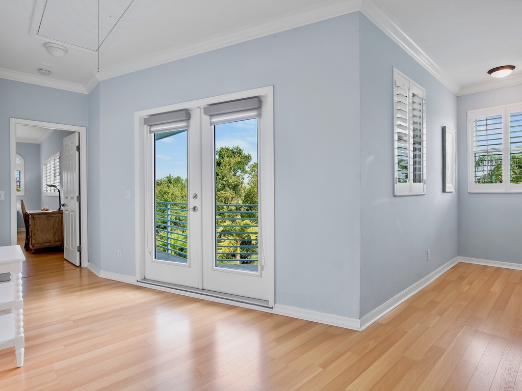 Hallway with access to the balcony