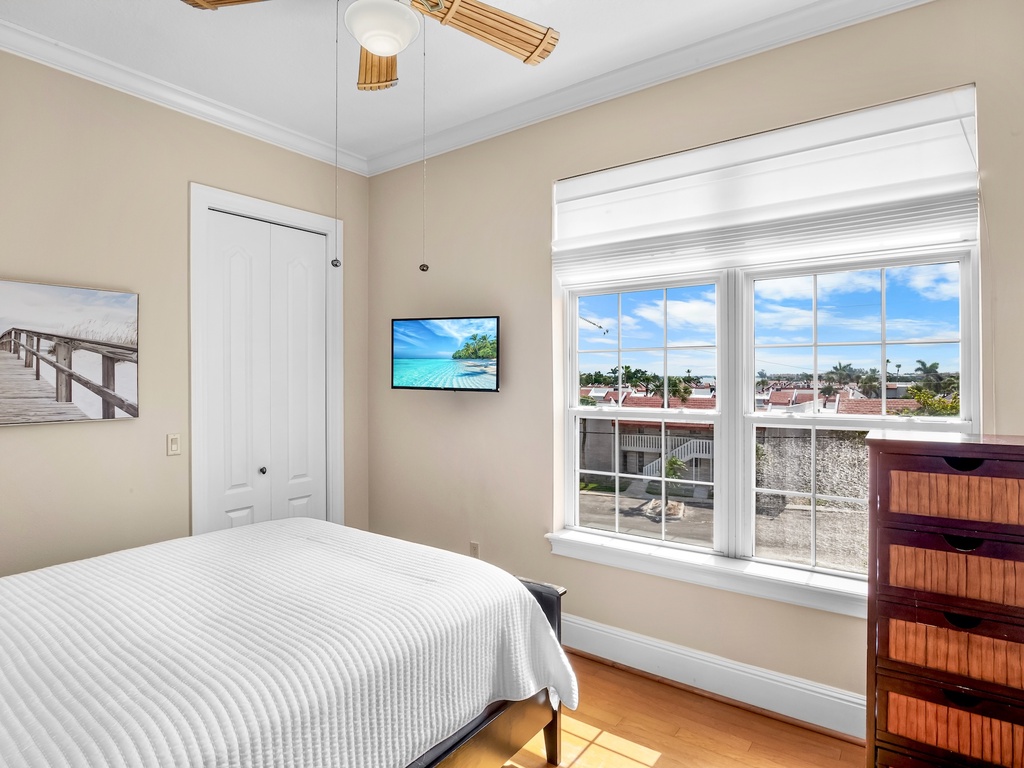 Second Bedroom, Queen